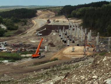 Само на три от 9-те участъка на „Хемус“ се строи