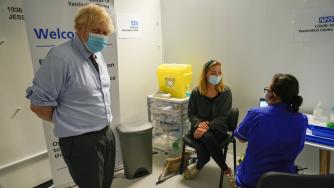 Маските в Англия стават въпрос на личен избор