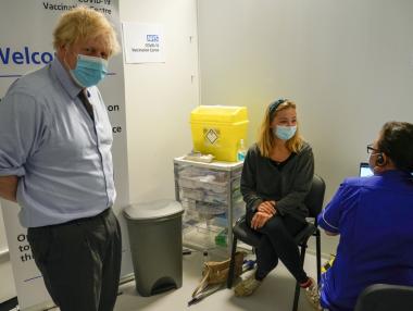 Маските в Англия стават въпрос на личен избор