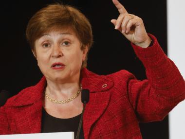 Светът е изправен пред възстановяване на две скорости