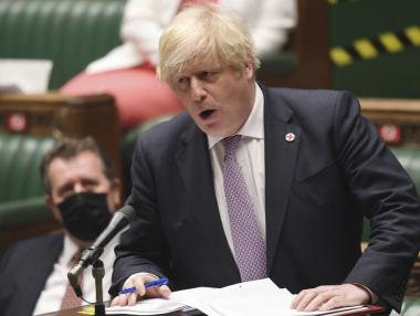 Лондон връща част от COVID мерките