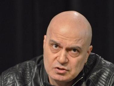 Всички са статукво, само Слави Трифонов в бяло…