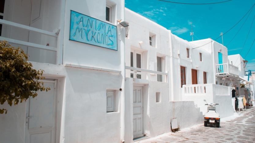 Гръцките власти въвеждат по-строги COVID мерки в Миконос