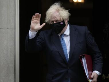 След силна обществена реакция Джонсън ще бъде карантиниран