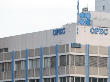 ОПЕК+ увеличава производството на петрол