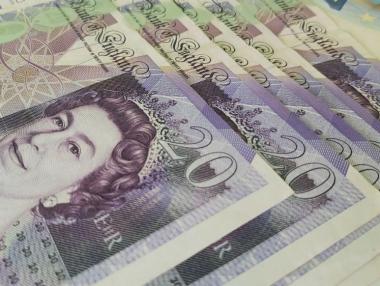 Паундът удари тримесечно дъно