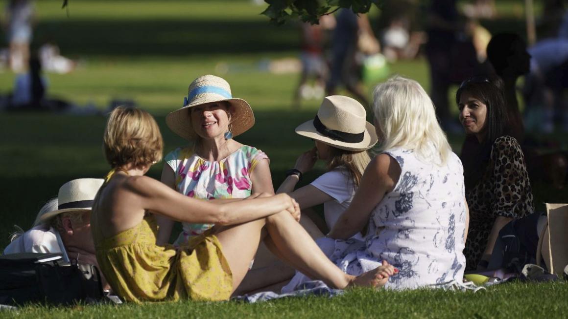 Галерия :: Снимка 5 :: Англия изпрати пандемията с музика и танци (галерия)}