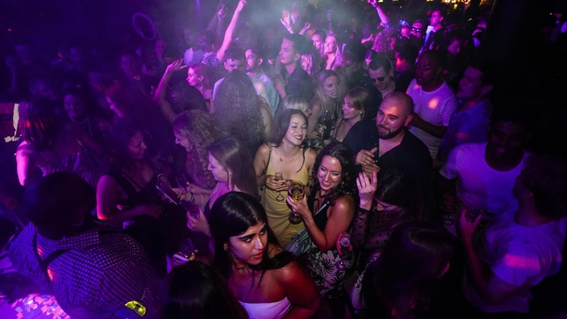 Галерия :: Снимка 4 :: Англия изпрати пандемията с музика и танци (галерия)}