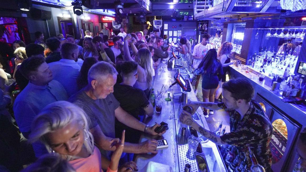 Галерия :: Снимка 2 :: Англия изпрати пандемията с музика и танци (галерия)}