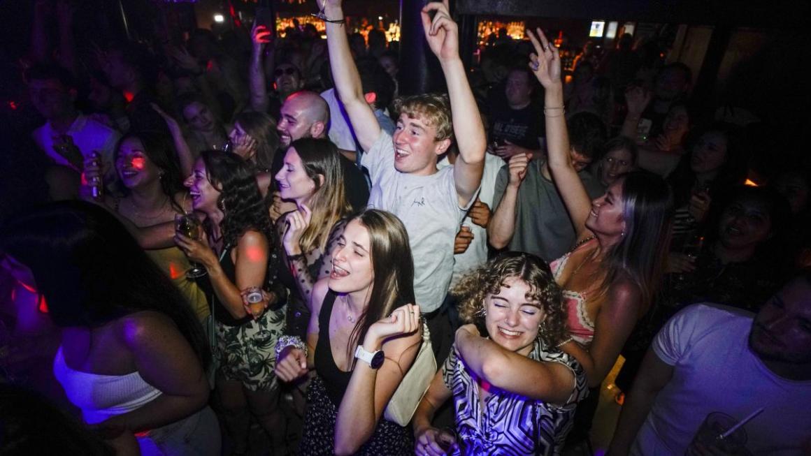 Галерия :: Снимка 1 :: Англия изпрати пандемията с музика и танци (галерия)}