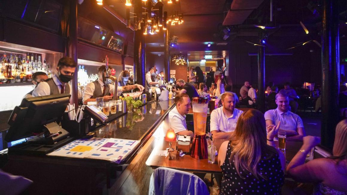 Галерия :: Снимка 0 :: Англия изпрати пандемията с музика и танци (галерия)}