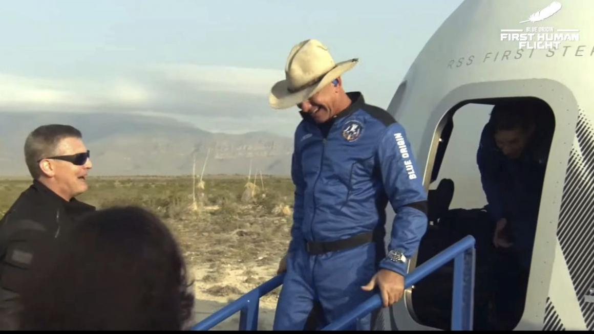 Галерия :: Снимка 0 :: Галерия от историческия полет на Безос до ръба на космоса}