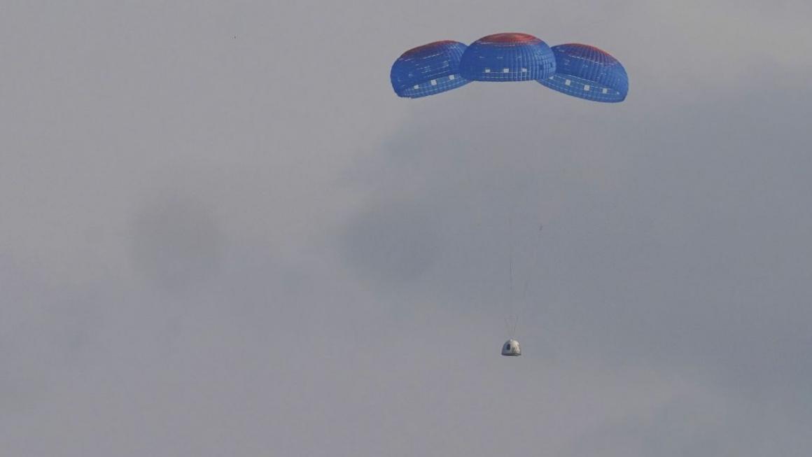 Галерия :: Снимка 4 :: Галерия от историческия полет на Безос до ръба на космоса}