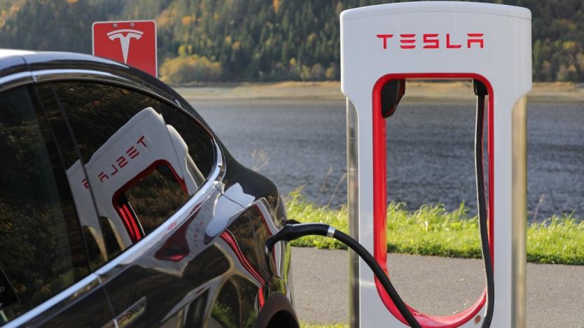 Tesla отваря зарядните си станции за всички електромобили