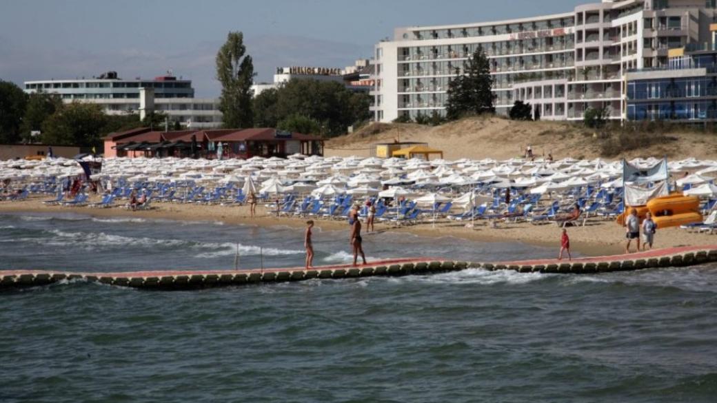 Краят на българския летен сезон може да дойде с COVID вълната