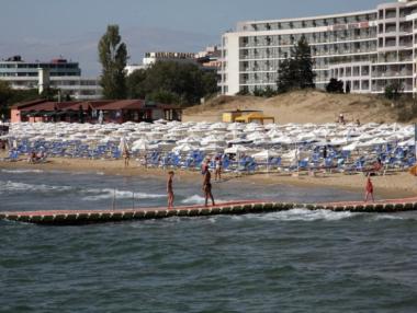 Краят на българския летен сезон може да дойде с COVID вълната