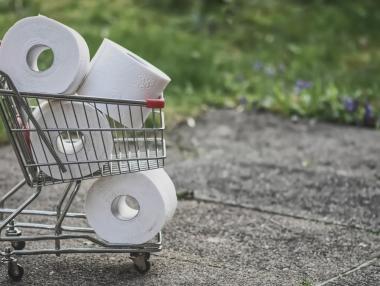 Опасенията от нова COVID вълна изпразниха британските магазини