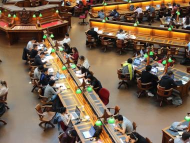 Все по-малко българи ще завършват висше образование