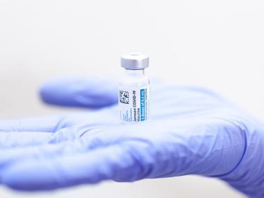 Ваксините се доказаха в най-засегнатите от COVID държави (инфографики)