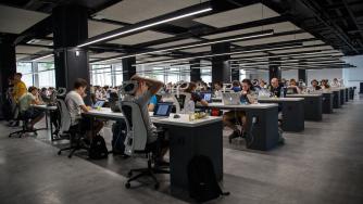 Пазарът на труда се възстановява, но рискът от локдаун остава