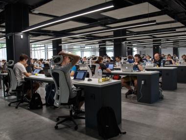 Пазарът на труда се възстановява, но рискът от локдаун остава