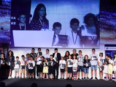 Деца от България зададоха въпроси към астронавти от НАСА