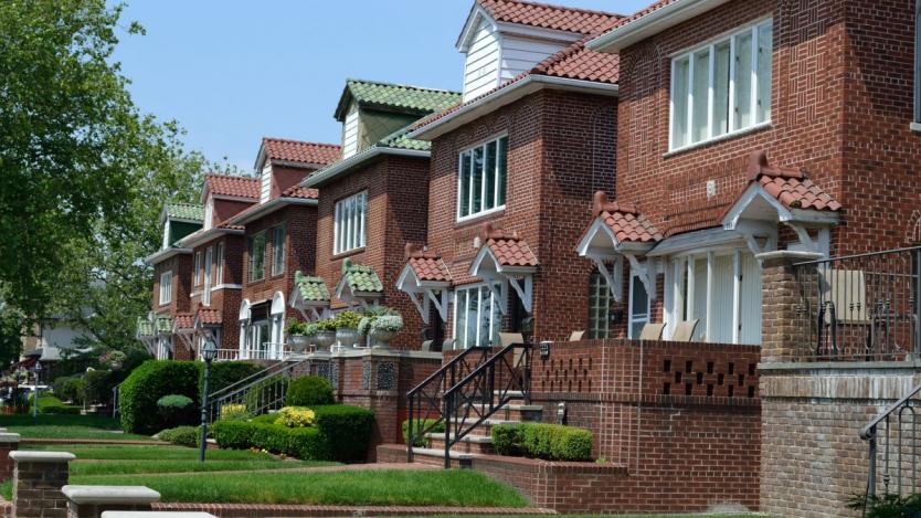 Продажбите на жилища в САЩ удариха 14-месечно дъно