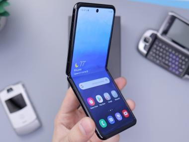 Samsung повдигна завесата към бъдещите сгъваеми смартфони