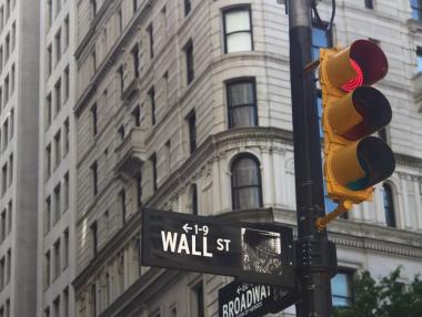 Технологичните акции потънаха, а пазарите почервеняха