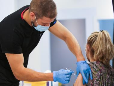 Здравното министерство отчете „устойчив ръст“ на ваксинираните