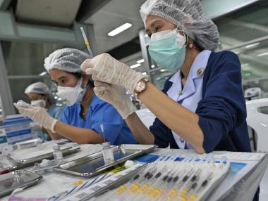 AstraZeneca е пред дилема дали да не продаде бизнеса с ваксини