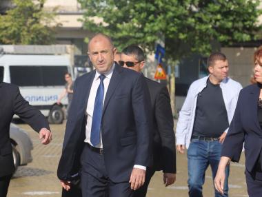 Радев връчва днес мандат на „Има такъв народ“ за правителство