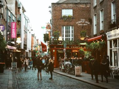 Ирландските барове ще работят различно за ваксинирани и неваксинирани