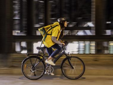 Експанзията на Glovo в България продължава към още два града