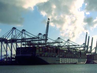 Корабът Ever Given акостира на британския бряг с 4 месеца закъснение