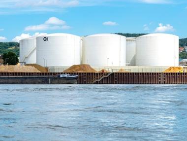 Петролните гиганти незабелязано станаха пръв приятел на Facebook