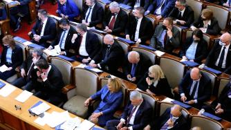 Депутатските заплати окончателно остават високи