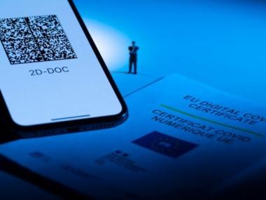 Франция е стъпка по-близо до въвеждането на здравна COVID карта