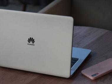 Huawei отчете рекорден спад на приходите