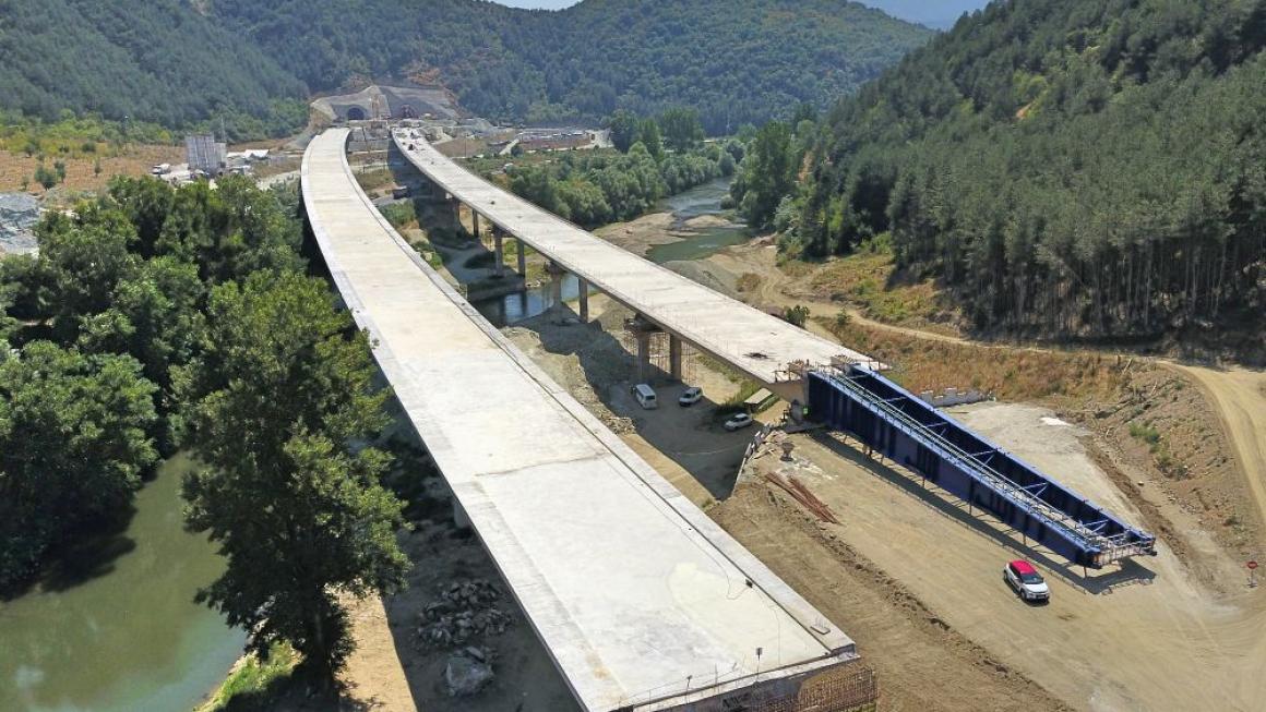 Галерия :: Снимка 4 :: Как върви строителството на най-дългия тунел в България (галерия)}