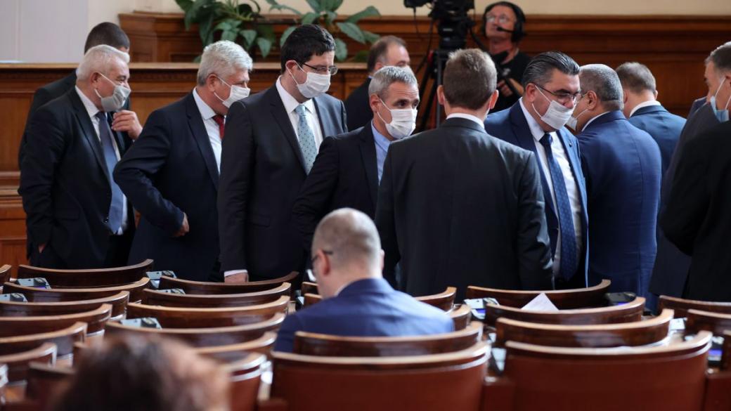 Депутатите не можаха да освободят от премиерската отговорност Пламен Николов