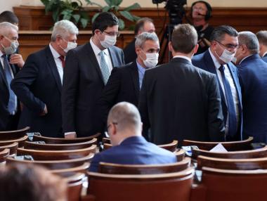 Депутатите не можаха да освободят от премиерската отговорност Пламен Николов