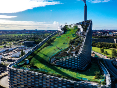 Ски писта върху завод за боклук – Копенхаген знае как се прави