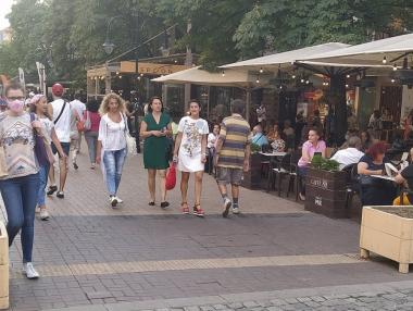 Нови COVID ограничения за бизнеса засега няма да има