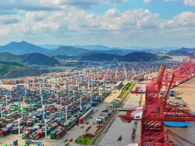 COVID държи полузатворено най-натовареното пристанище в света