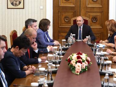 Продължават допълнителните консултации при президента