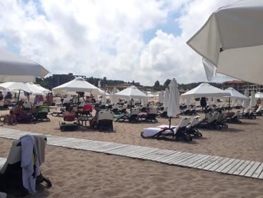 Държавата бави плащанията за туроператорите