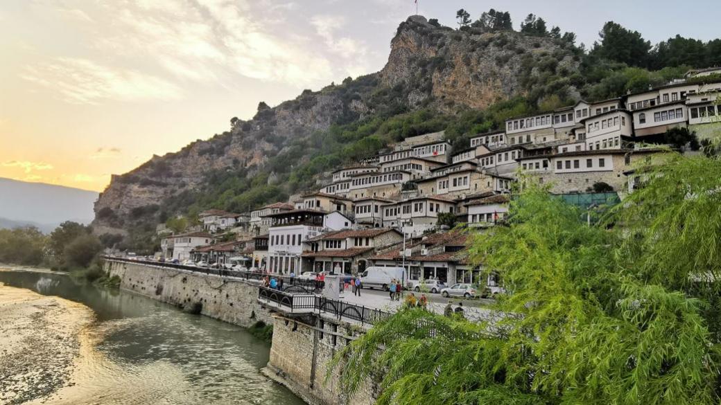 Берат: Прозорците на албанската душевност
