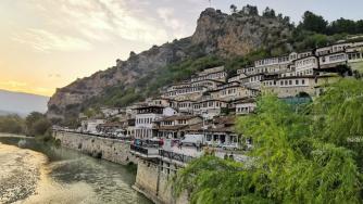 Берат: Прозорците на албанската душевност