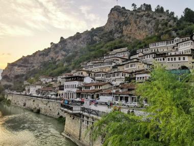 Берат: Прозорците на албанската душевност